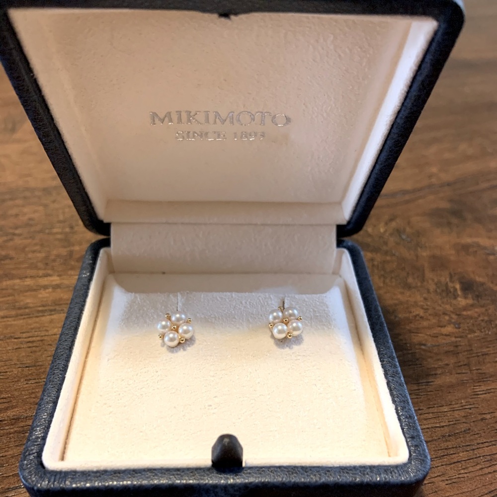 Mikimoto Akoya Cultured pearl earrings w/orig box